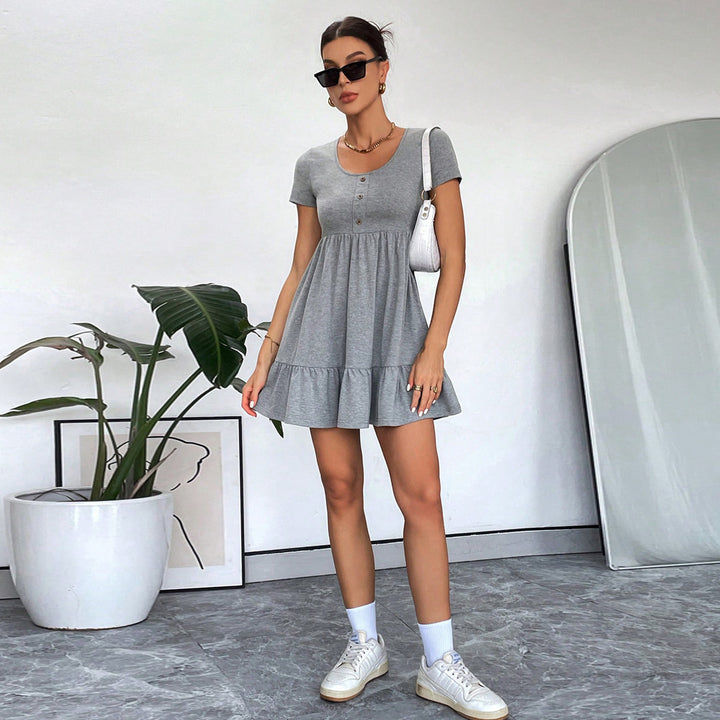Robe décontractée pour femme à manches courtes avec détails en boutons et ourlet voluminieux à volants Chic & Stil