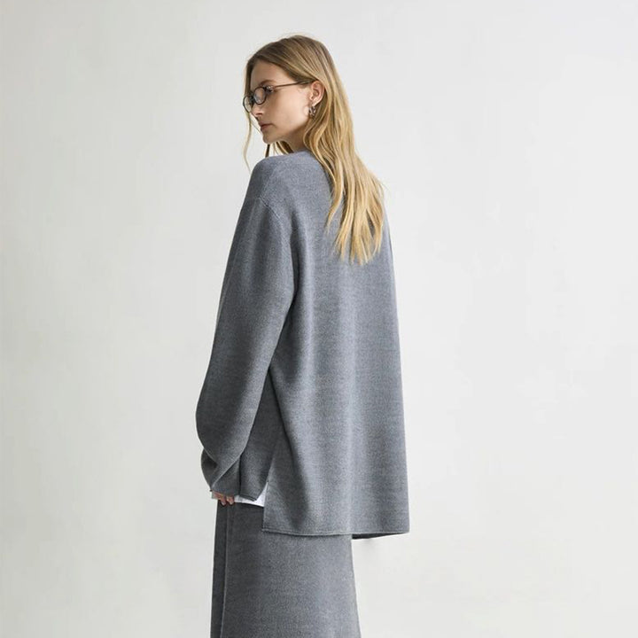 Oversized knitted pullover for women with V-neck and relaxed fit Lune London
