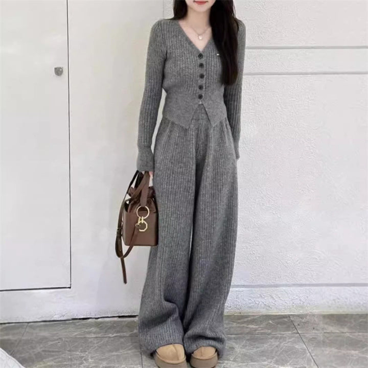 Costume tricoté pour femmes avec décolleté en V et détails de boutons Chic & Stil