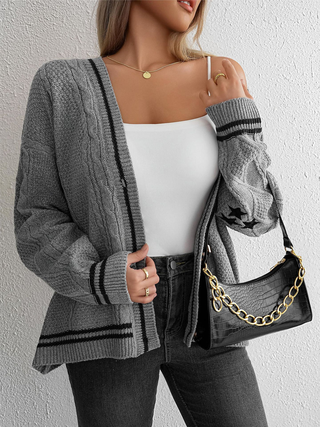 Cardigan en tricot épais pour femmes avec motif de cable graphique et boutons décoratifs Chic & Stil