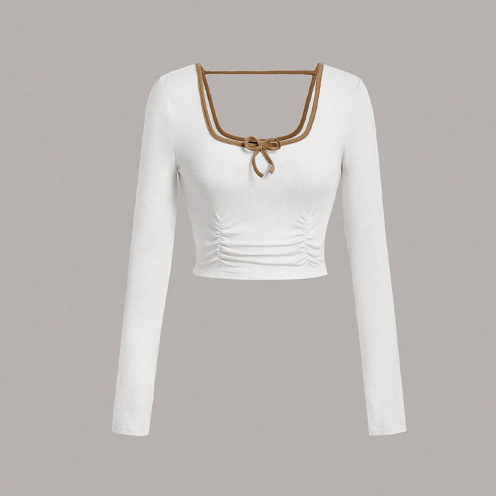 Chemisier court à manches longues pour femmes avec un joli décolleté carré et des détails de nœud sophistiqués Chic & Stil