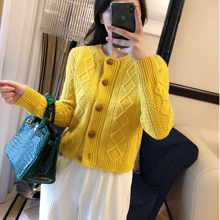 Cardigan pour femmes en grosse maille avec boutons décoratifs et motif en câble retravaillé Chic & Stil