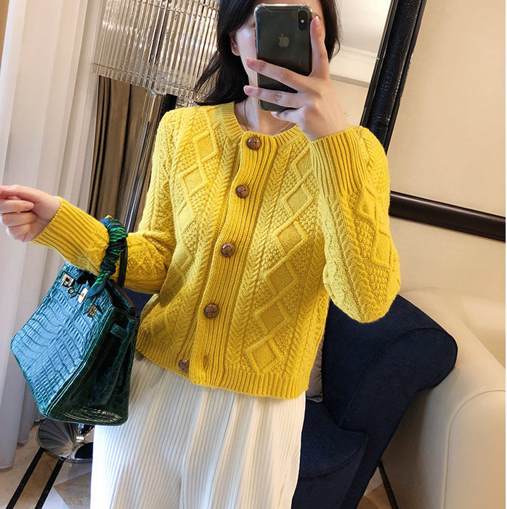 Cardigan pour femmes en grosse maille avec boutons décoratifs et motif en câble retravaillé Chic & Stil