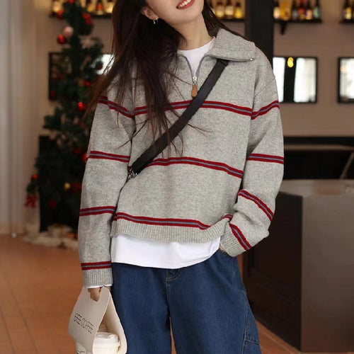 Pull en tricot décontracté pour femmes avec fermeture éclair moderne et rayures de couleur contrastée Chic & Stil