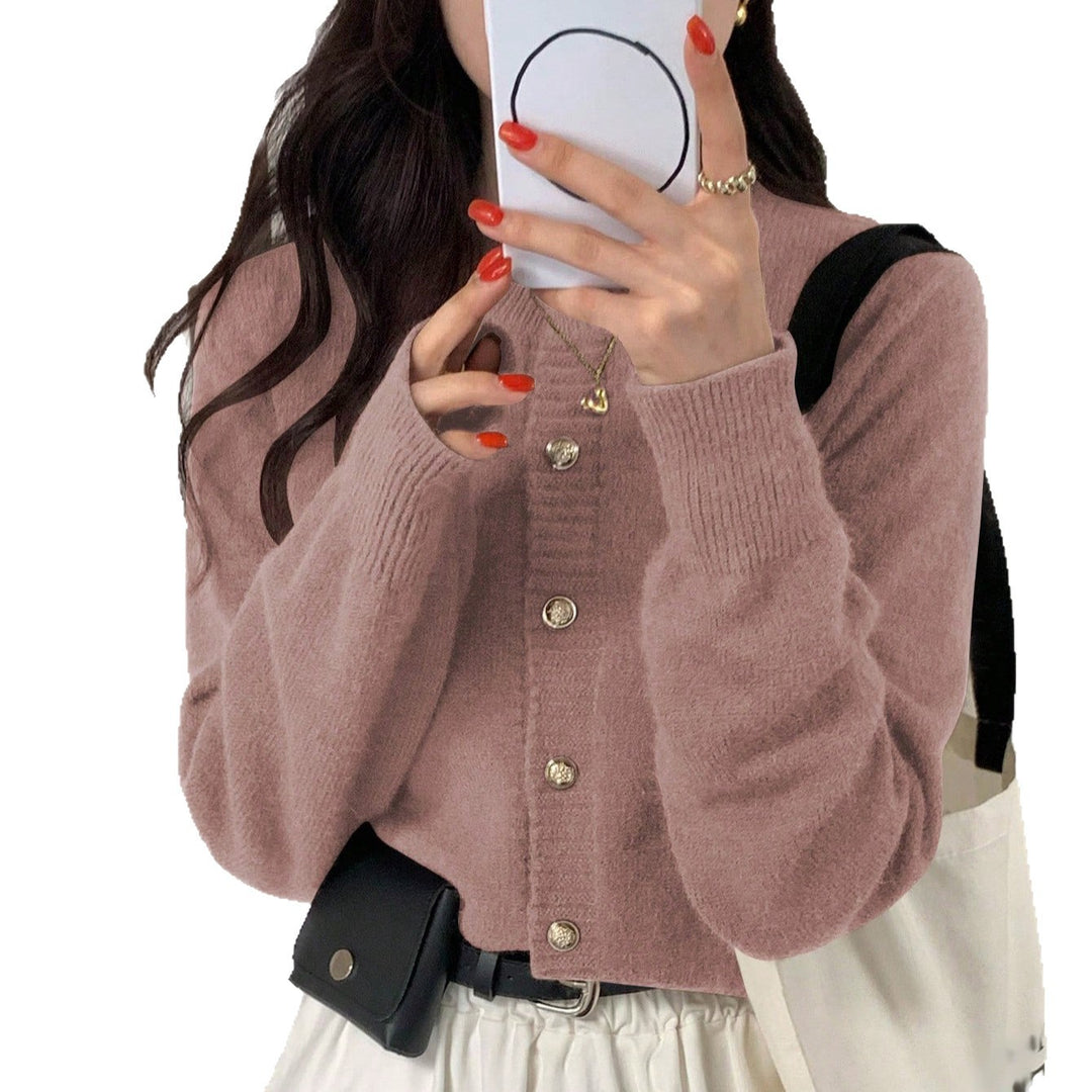 Cardigan confortable pour femmes avec des détails de boutons dorés et un élégant col en V Chic & Stil