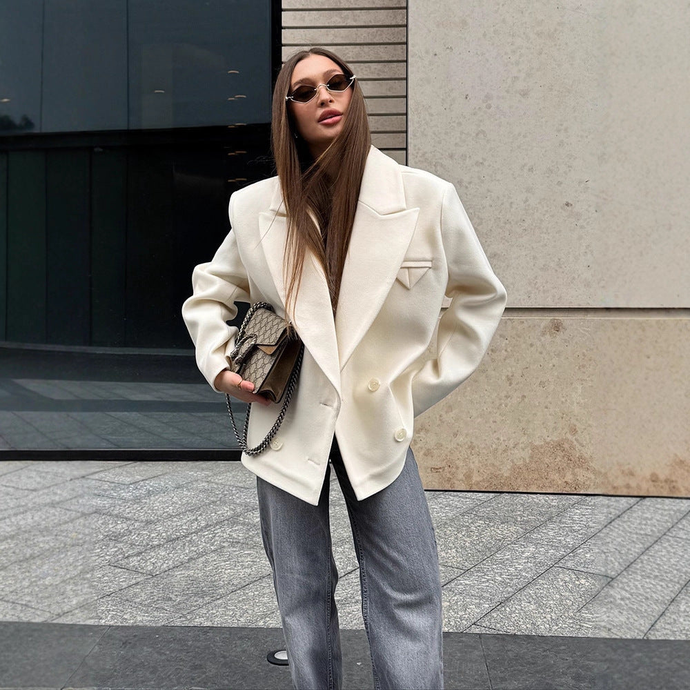 Women's Oversized Double-Breasted Short Blazer in Cocoon Cut made of Wool Blend Amarae