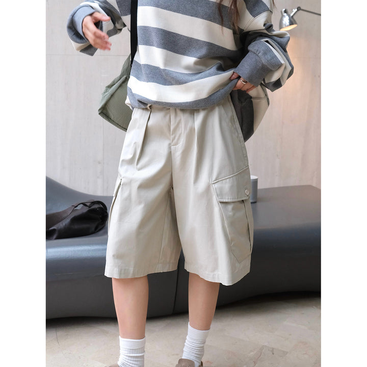 Women's loosely cut cargo bermudas with pleats and large flap pockets Amarae