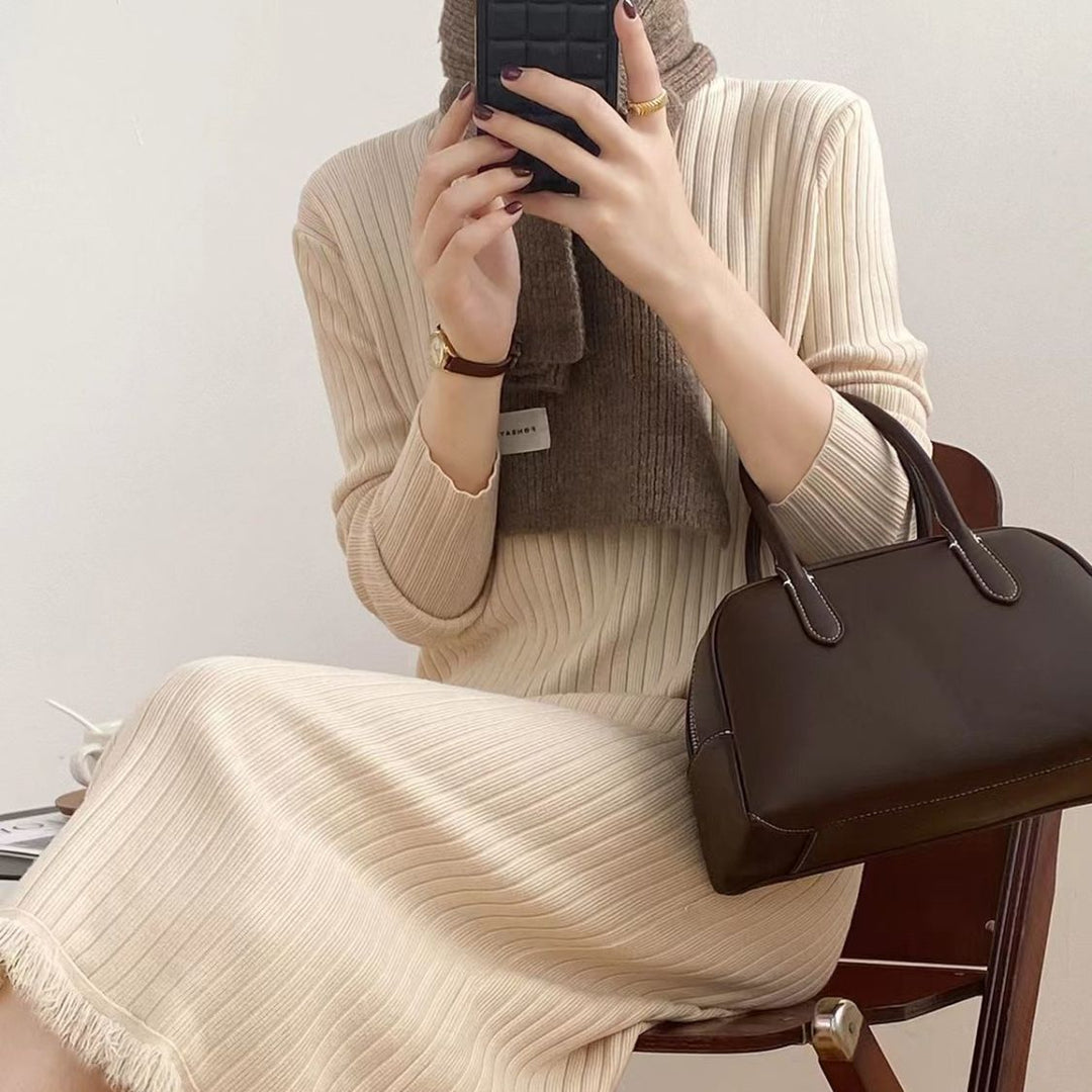 Robe tricotée pour femme avec col haut et décoration à franges tendance Chic & Stil