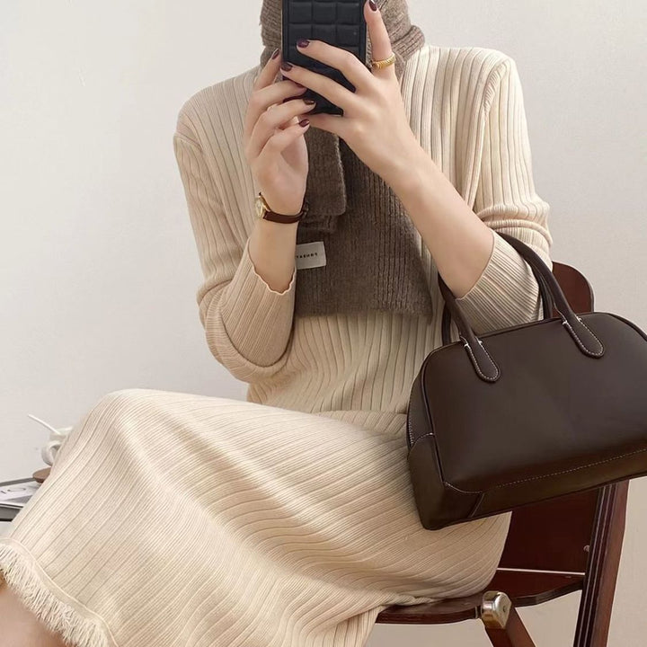 Robe tricotée pour femme avec col haut et décoration à franges tendance Chic & Stil