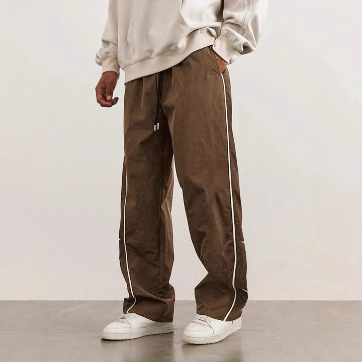 Comfortable leisure pants for men with contrasting stripes on the sides Lune London