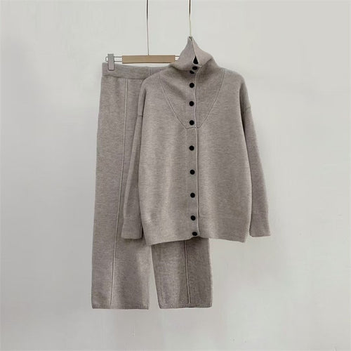 Ensemble en maille pour femmes avec col montant moderne et patte de boutonnage confortable Chic & Stil