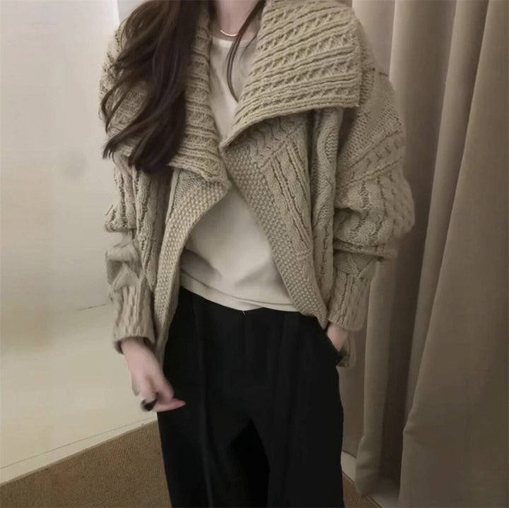 Cardigan pour femmes avec motif en cable complexe et matière douce Chic & Stil