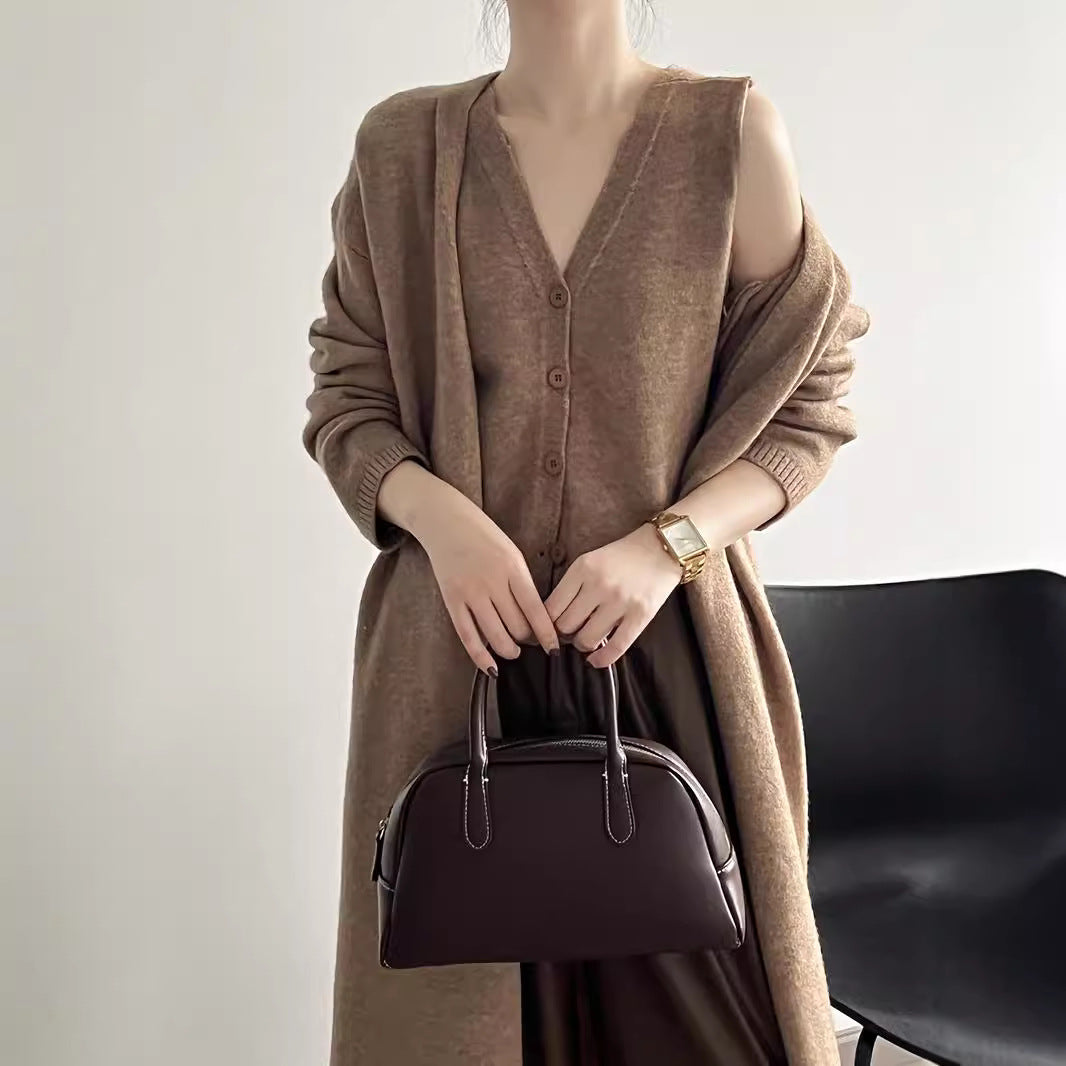 Ensemble tricot pour femmes avec décolleté en V et détail de boutons Chic & Stil