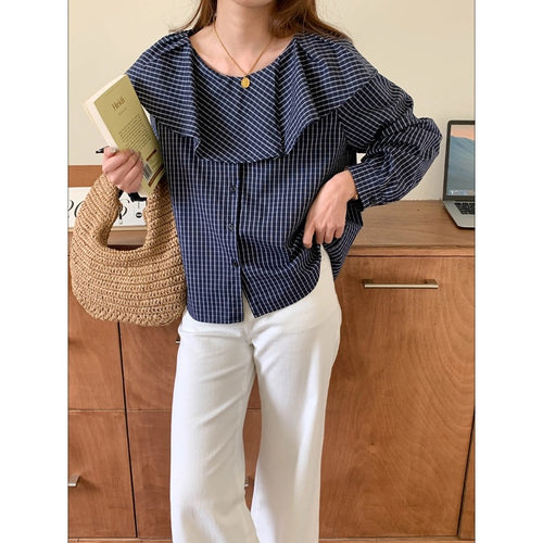 Women's fashionable blouse with ruffled details Chic & Stil
