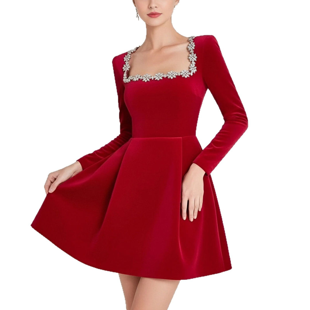 Robe de cocktail pour femme avec décolleté carré et délicates embellissements en cristal Chic & Stil