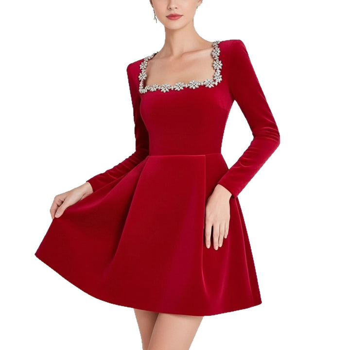 Robe de cocktail pour femme avec décolleté carré et délicates embellissements en cristal Chic & Stil