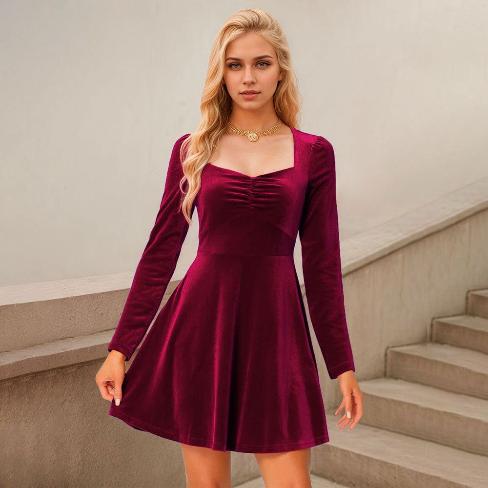 Robe minidress en velours pour femmes avec décolleté carré et manches longues Chic & Stil