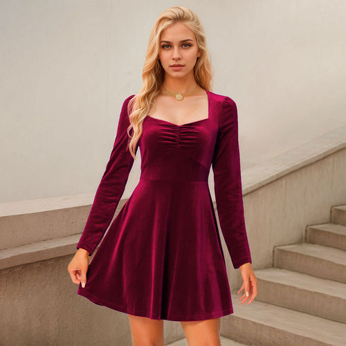 Robe minidress en velours pour femmes avec décolleté carré et manches longues Chic & Stil