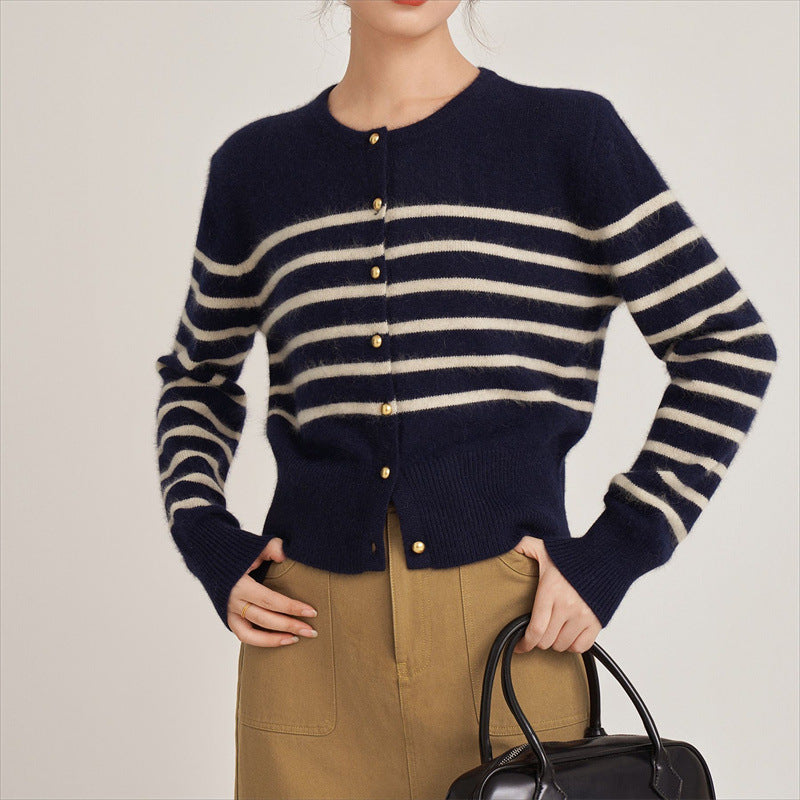 Cardigan rayé pour femmes en matériau fin avec des boutons dorés Chic & Stil