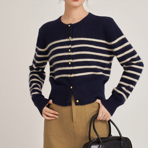 Cardigan rayé pour femmes en matériau fin avec des boutons dorés Chic & Stil