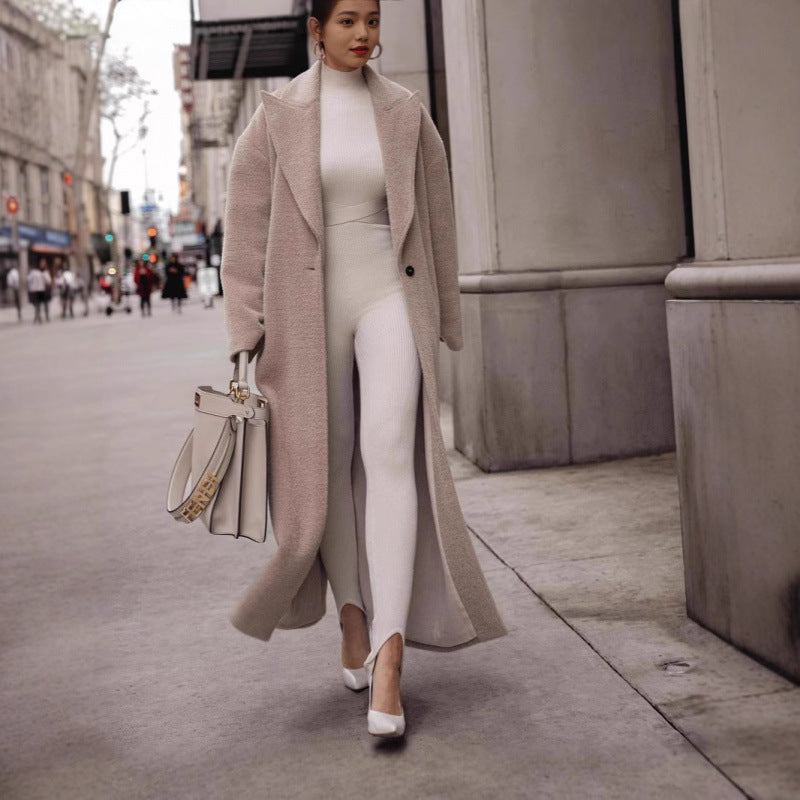 Luxurious wool coat for women with a textured design and a classic collar Amarae