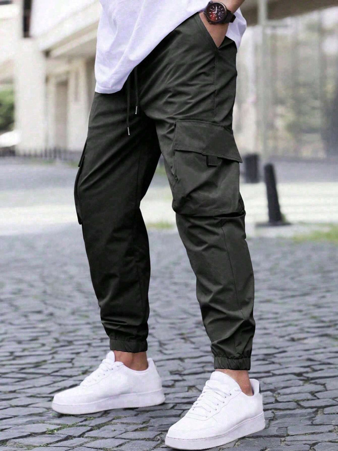 Men's cargo pants with practical side pockets and elastic cuffs Lune London