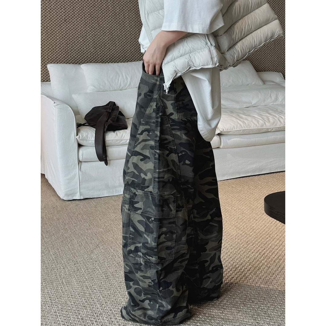 Women’s cargo pants in baggy cut with camouflage pattern and large flap pockets