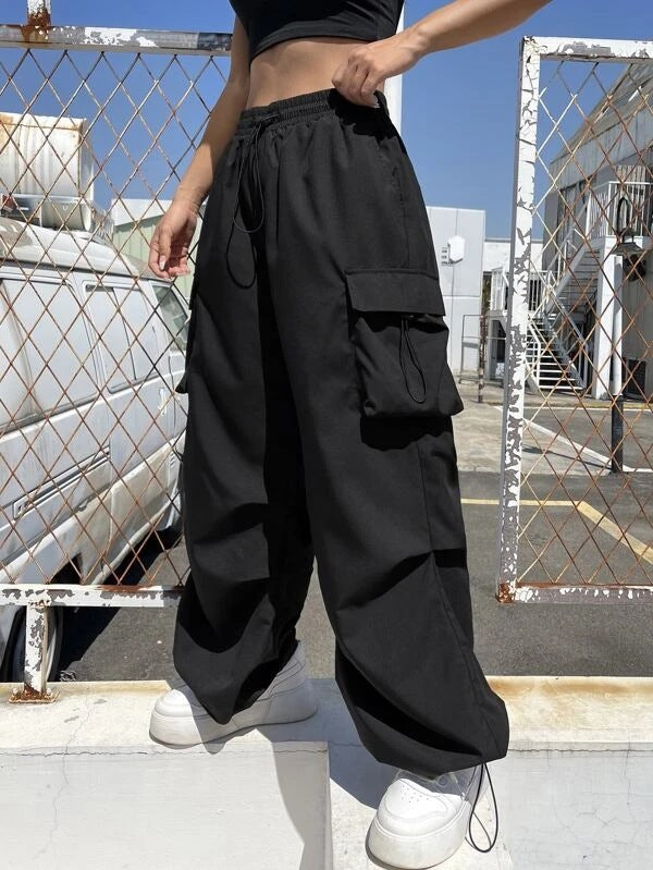 Women's cargo pants with extra-large cut and practical pockets