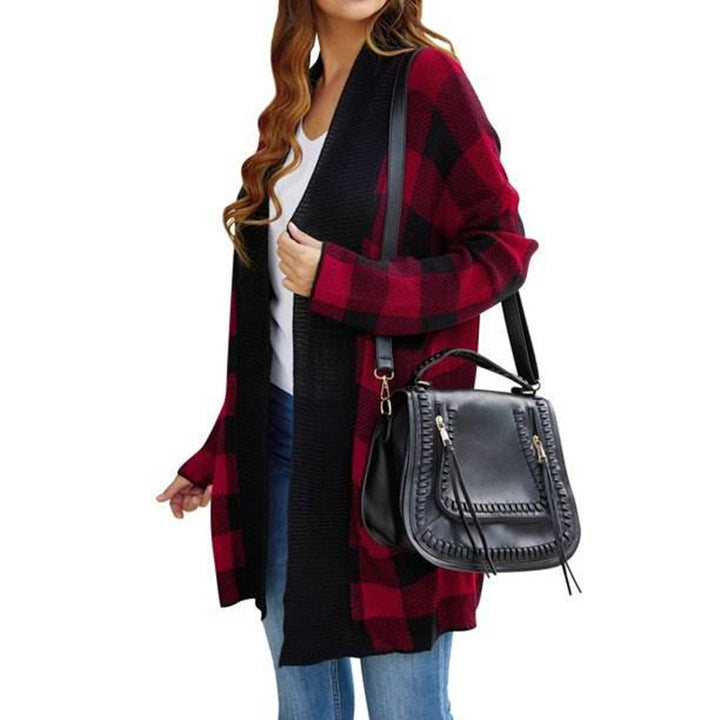 Cardigan en tricot épais pour femmes dans un motif à carreaux classique avec une coupe décontractée Chic & Stil