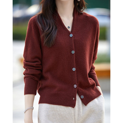 Cardigan féminin à la mode avec fermeture à boutons et matériau luxueux Chic & Stil