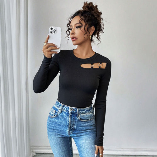 Chemise à manches longues pour femmes avec design asymétrique à découpes et détails de bague à la mode Chic & Stil