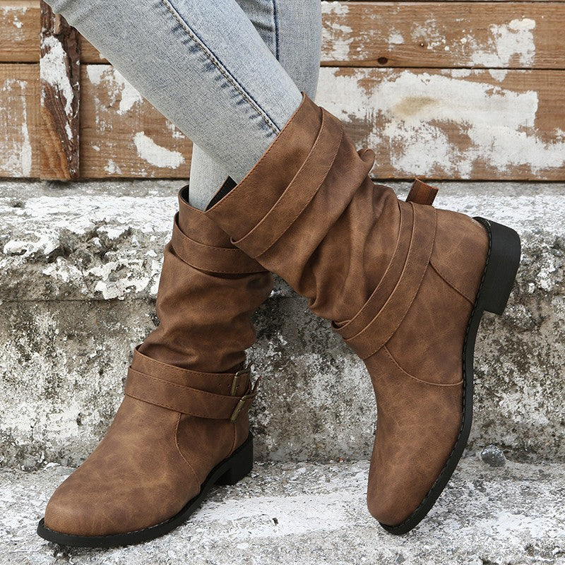 Robust boots for women with trendy buckles and casual chic design