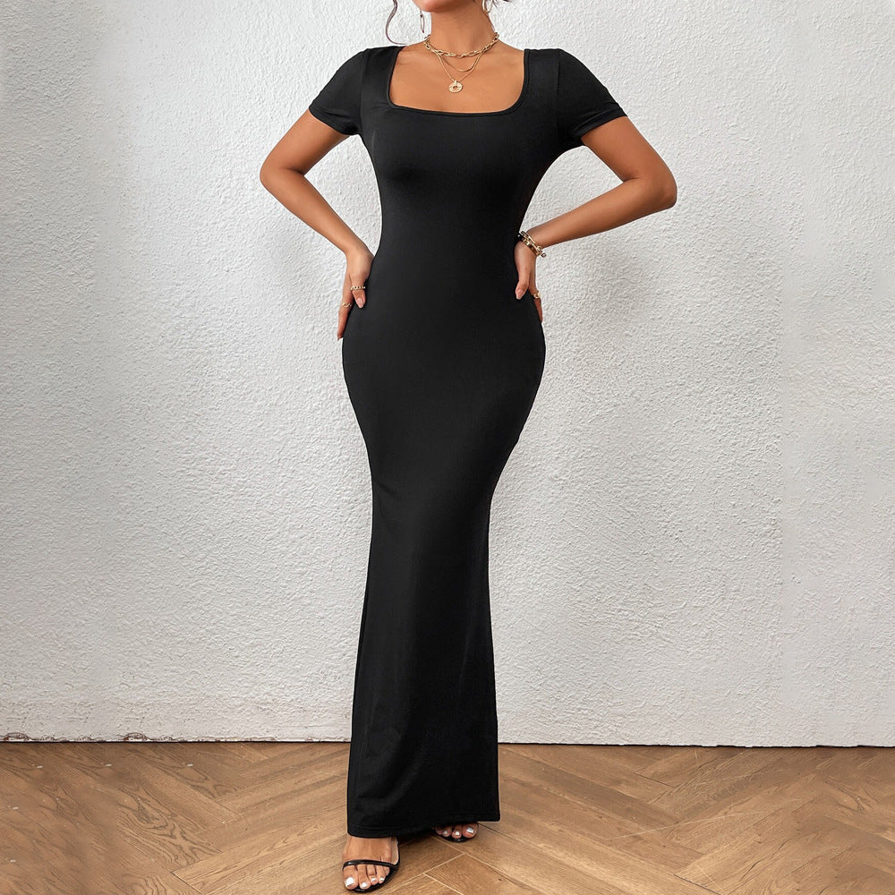 Robe maxi élégante pour femmes avec décolleté en U profond et coupe ajustée Chic & Stil