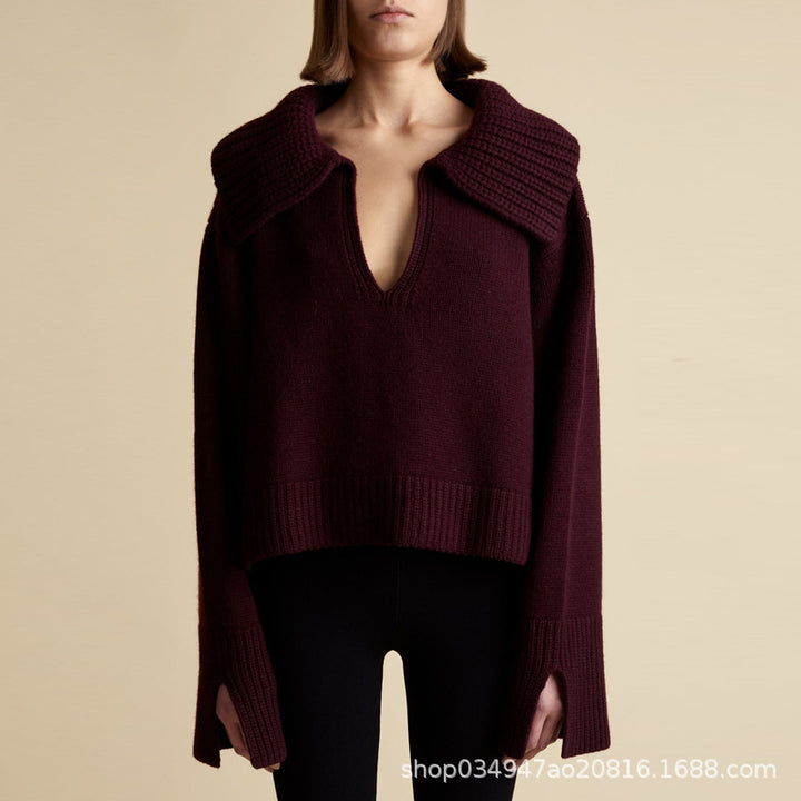 Pull en tricot élégant pour femmes avec décolleté en V profond et col oversized Chic & Stil