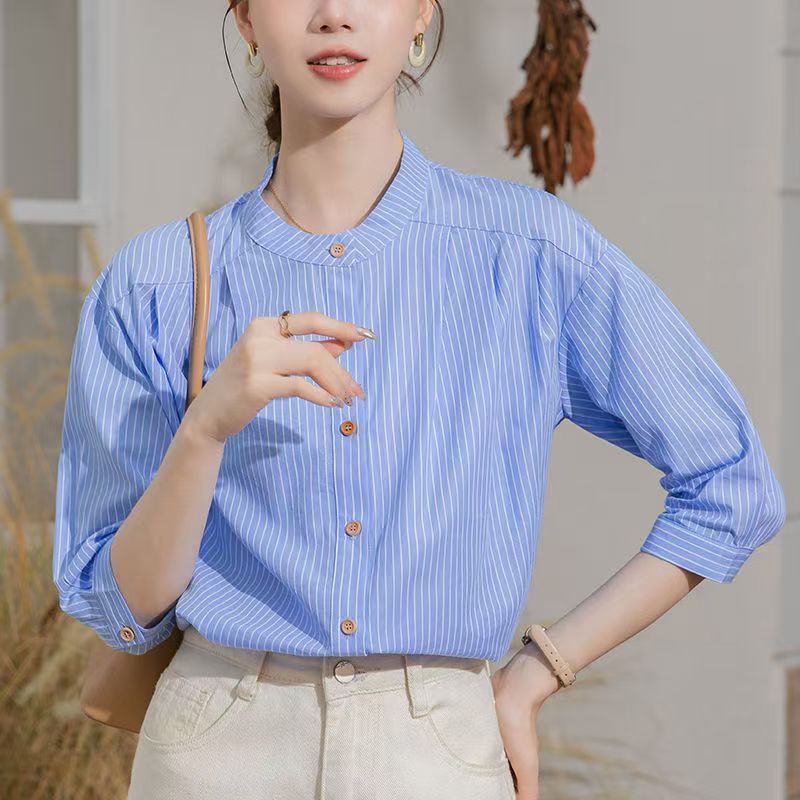 Blouse rayée élégante pour femmes avec col montant traditionnel Chic & Stil