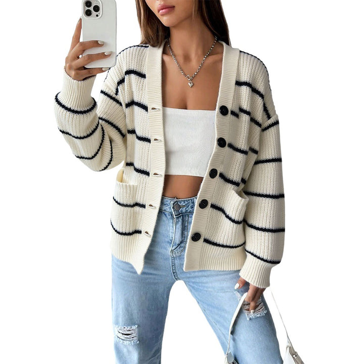 Cardigan en tricot à rayures pour femmes à manches courtes avec fermeture à boutons et poches latérales Chic & Stil