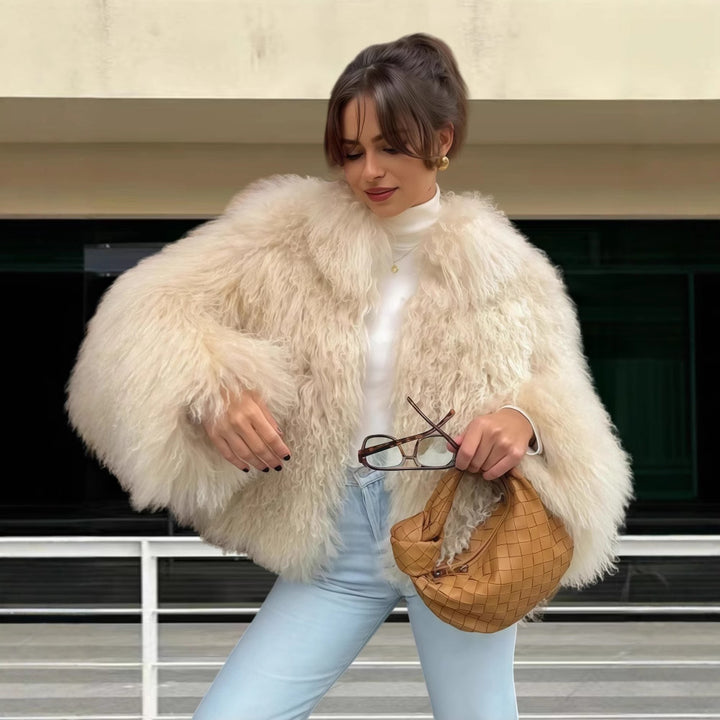 Ladies Luxurious Fur Coat with Voluminous Sleeves and a Chic Elegant Cut