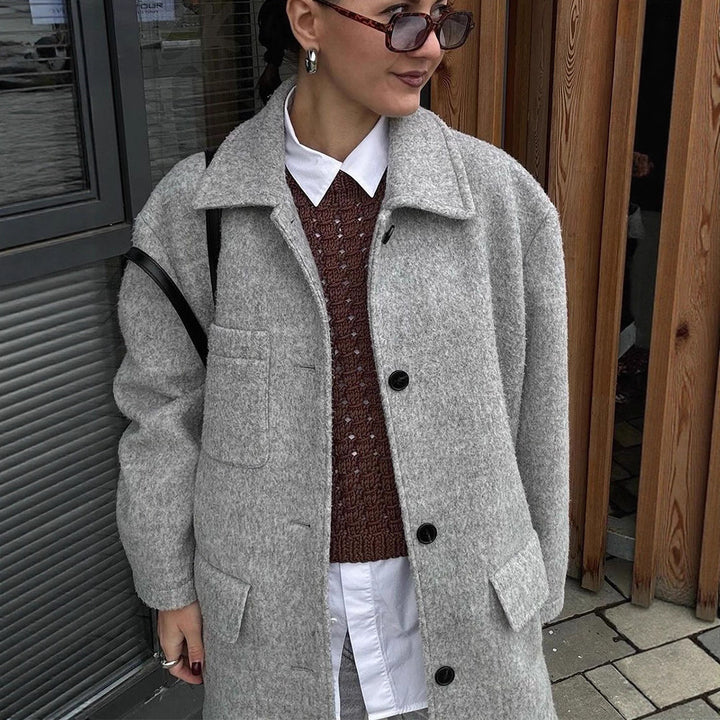 Women’s wool blend coat in boxy style with shirt collar, applied flap pockets, and button closure Amarae