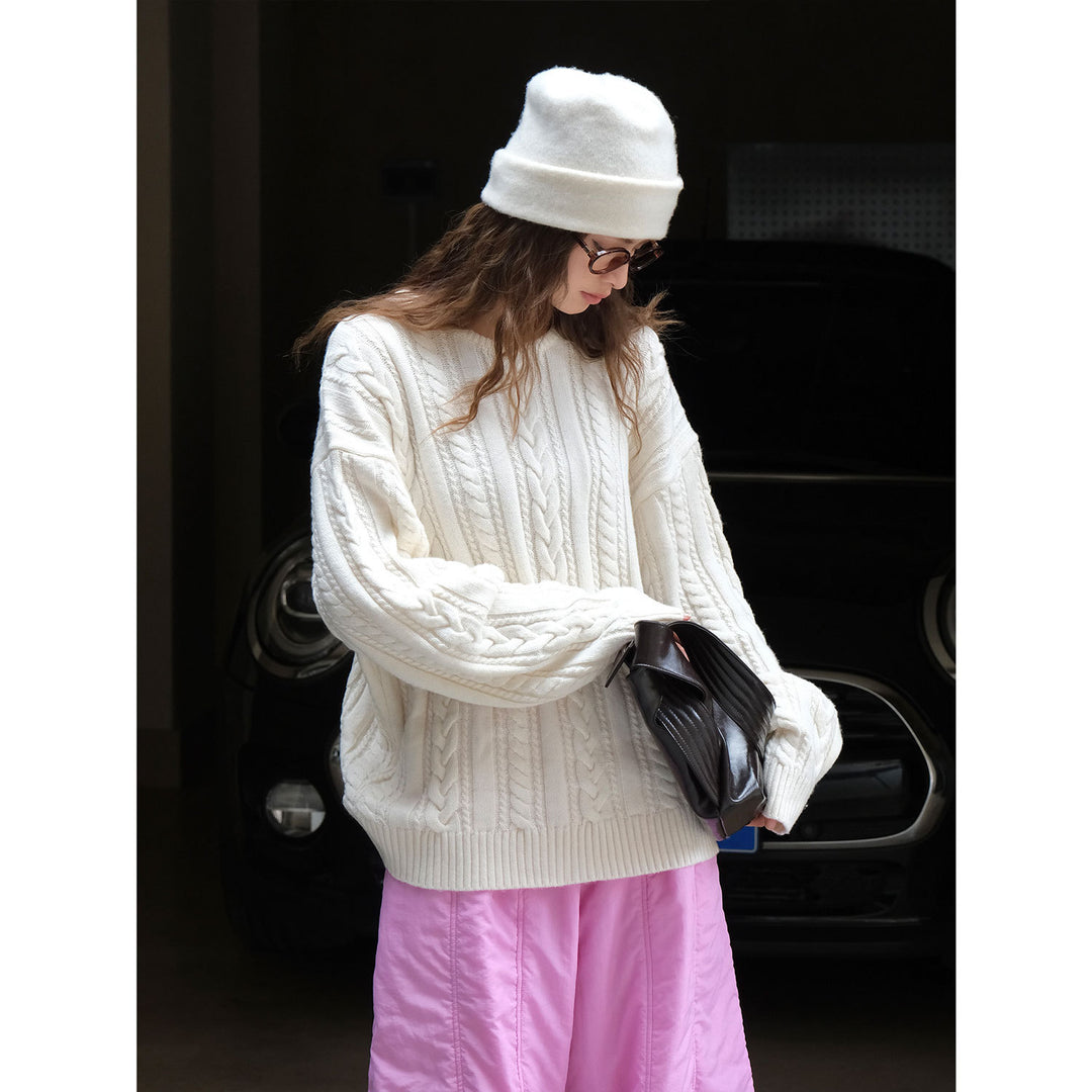 Women's Oversized Cable Knit Sweater with Round Neckline and Voluminous Sleeves Amarae
