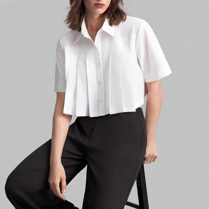Short-sleeved blouse for women with an elegant pleated effect Chic and Style