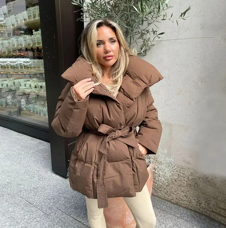 Veste matelassée tendance pour femmes avec large col et ceinture à la taille Lune London