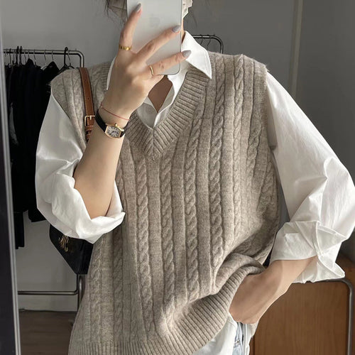 Knitted sweater for women with V-neck and twisted pattern Amarae