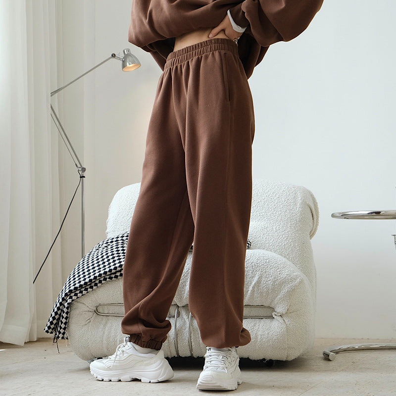 Ladies extra-wide sweatpants made of soft sweat fabric with a high waistband, side pockets, and elastic cuffs.