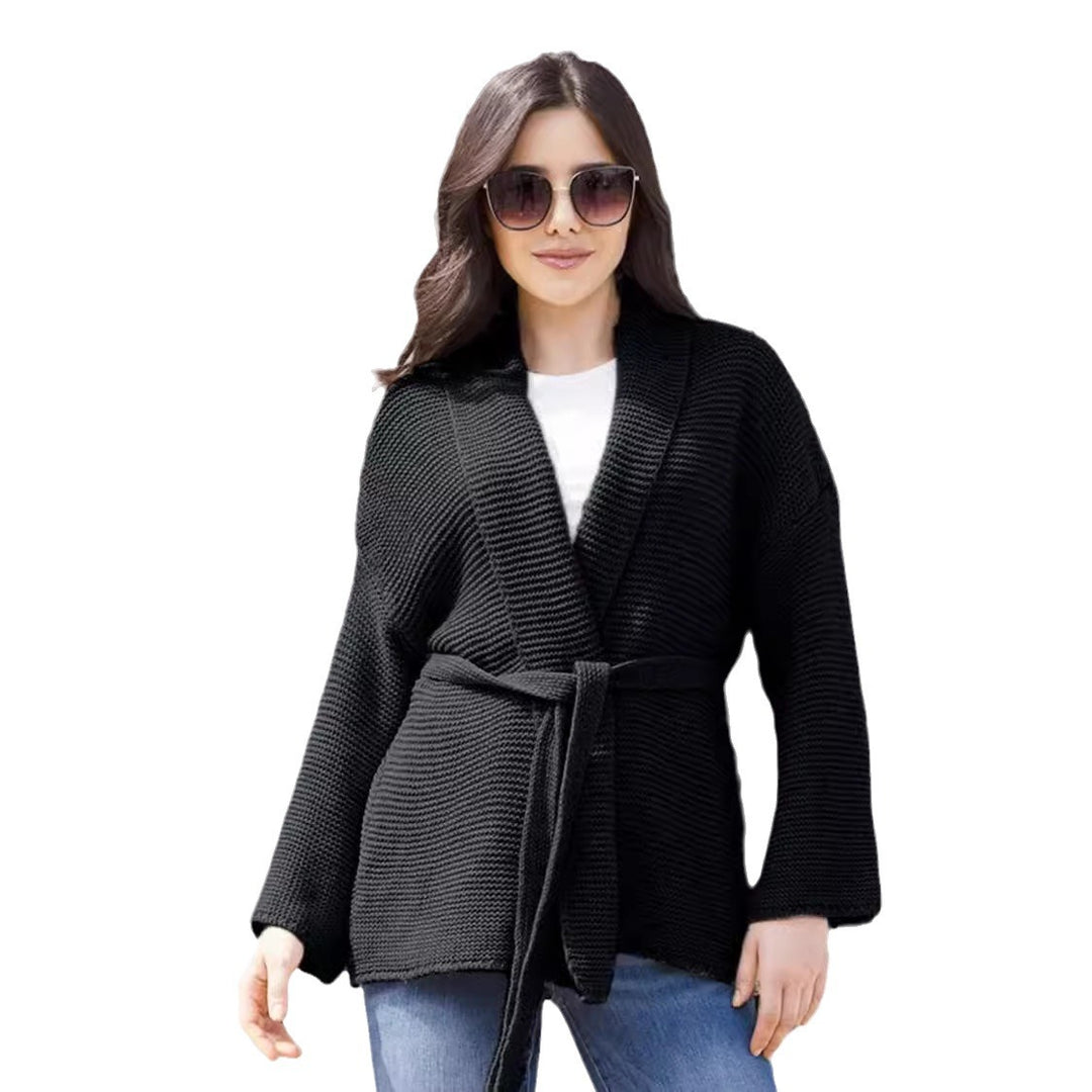 Cardigan pour femmes avec design moderne enroulé et ceinture pratique à nouer Chic & Stil