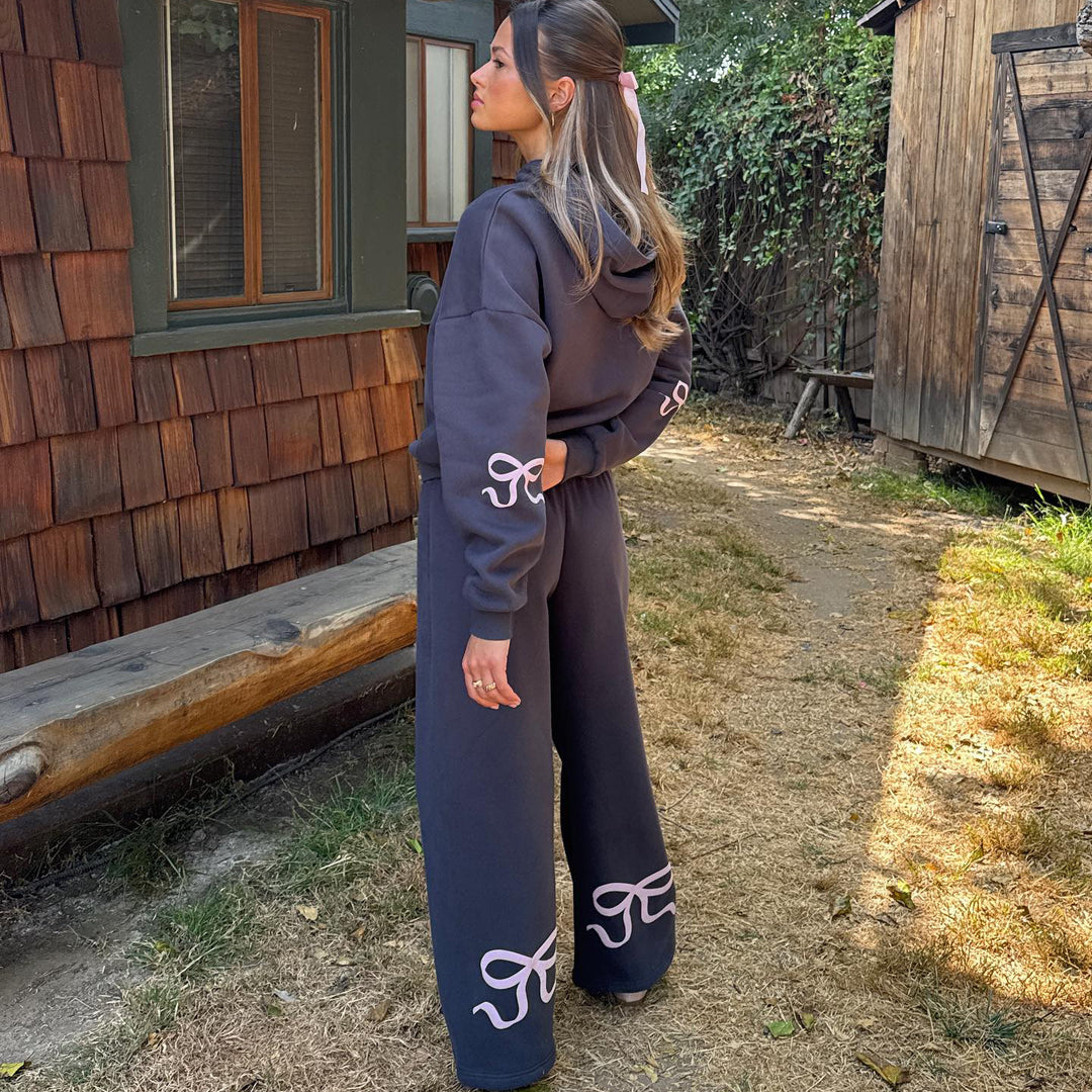 Casual tracksuit set for women with great comfort and chic graphic accents.