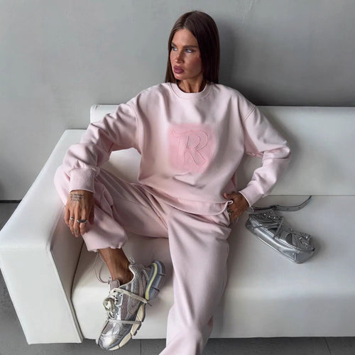 Casual outfit for women with oversized sweatshirt and comfortable pants Amarae