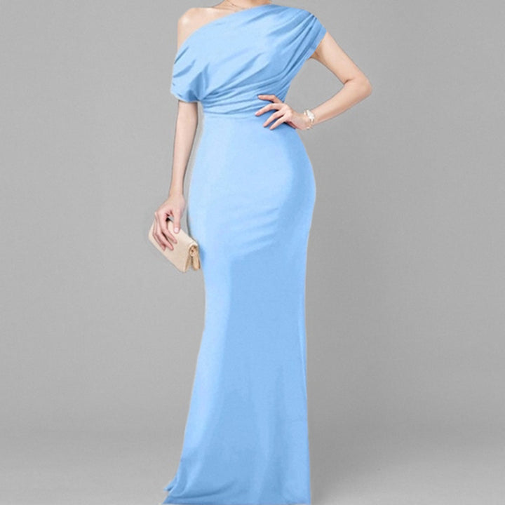 Robe maxi élégante pour femme avec décolleté asymétrique et coupe ajustée Chic & Stil