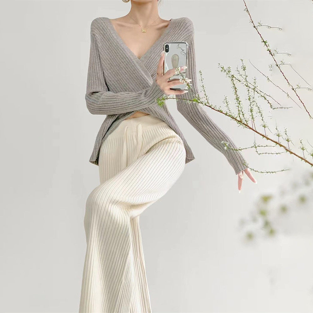 Pull-over croisé pour femmes avec décolleté en V profond et texture côtelée Chic & Stil