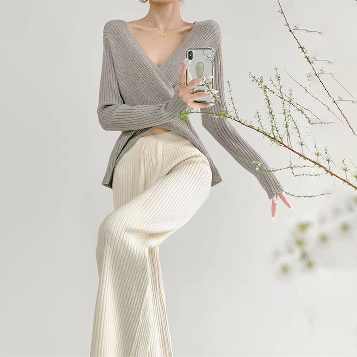 Pull-over croisé pour femmes avec décolleté en V profond et texture côtelée Chic & Stil