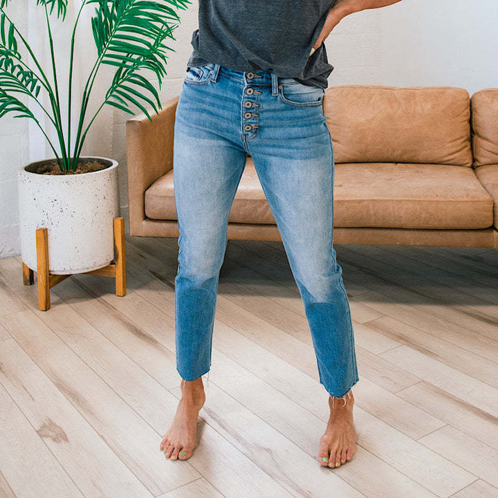 High-waisted women's jeans with button insert and frayed hem Chic & Stil